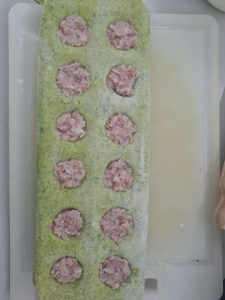 Teig in der Form mit Spargelschinken füllen