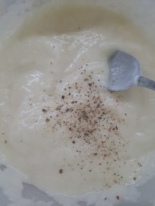 würzen mit Pfeffer, Salz und Muskatnuss