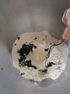 Mehl, Hartweizengries und Spinat