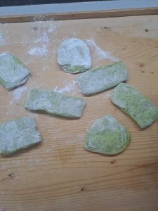 Teigstücke flachdrücken