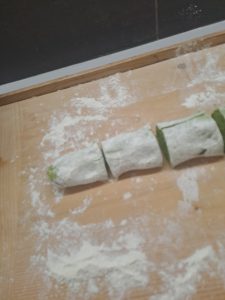 bemehlte Teigstücke