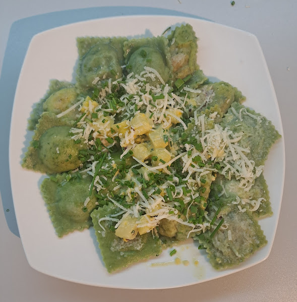 angerichtete Ravioli mit Käse und Schnittlauch