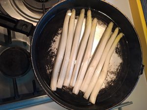 geschälte Spargel im Salzwasser