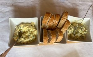 Boznersoße und Brot separat reichen