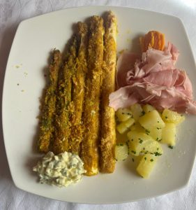 panierte Spargel mit Bozner Soße und co angerichtet