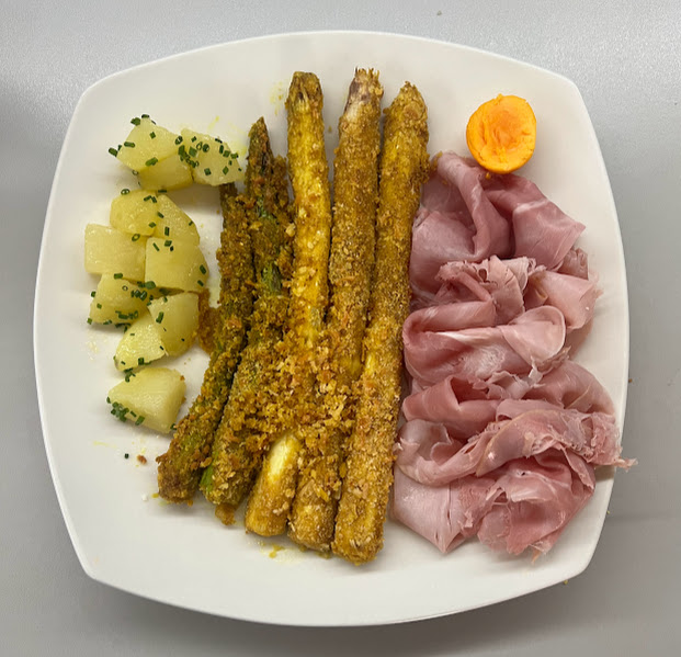 panierter Spargel angerichtet