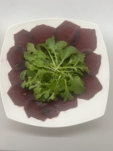 Mizuna auf rote Beete