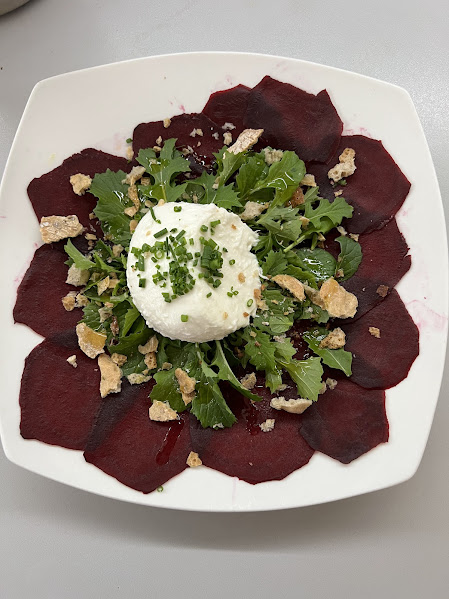 rote Beete Carpaccio mit Schüttelbrot angerichtet