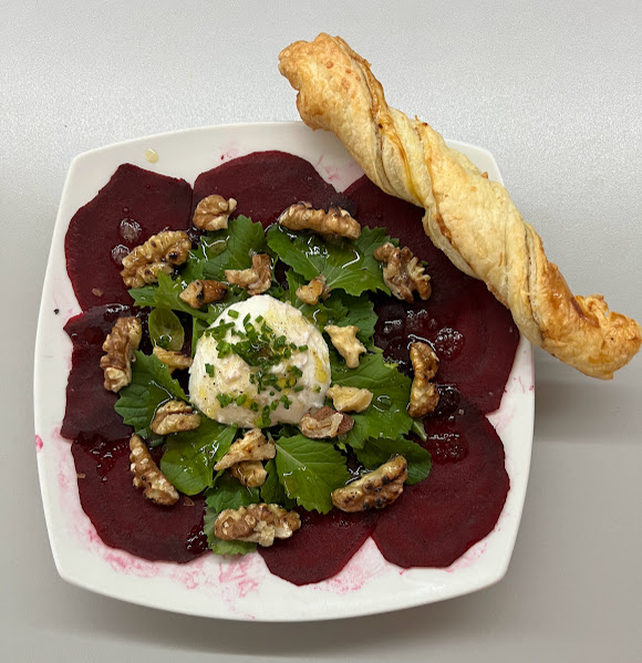 rote Beete Carpaccio mit Walnüssen angerichtet