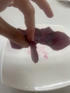 rote Beete auf Teller anrichten